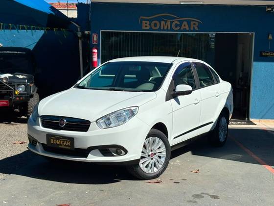 FIAT GRAND SIENA 1.6 MPI ESSENCE 16V FLEX 4P MANUAL FIAT GRAND SIENA 1.6 MPI ESSENCE 16V FLEX 4P MANUAL